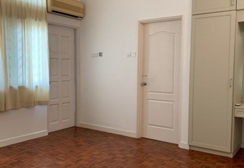 Sri Puteri (Earls Court), Ukay Perdana