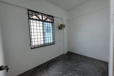 For Rent 22x70 Double Storey Endlot Shoplot - 1st floor @ Jalan Pendekar (Facing Mainroad)