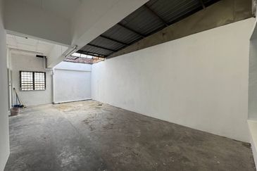 For Rent 22x70 Double Storey Endlot Shoplot - 1st floor @ Jalan Pendekar (Facing Mainroad)