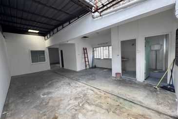 For Rent 22x70 Double Storey Endlot Shoplot - 1st floor @ Jalan Pendekar (Facing Mainroad)