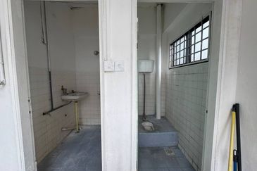 For Rent 22x70 Double Storey Endlot Shoplot - 1st floor @ Jalan Pendekar (Facing Mainroad)