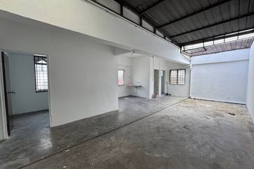 For Rent 22x70 Double Storey Endlot Shoplot - 1st floor @ Jalan Pendekar (Facing Mainroad)