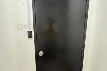 For Rent 22 x 70 1st Floor Double Storey Shoplot @ Taman Anggerik Near Impian Emas  