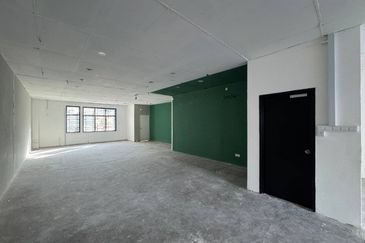 For Rent 22 x 70 1st Floor Double Storey Shoplot @ Taman Anggerik Near Impian Emas  