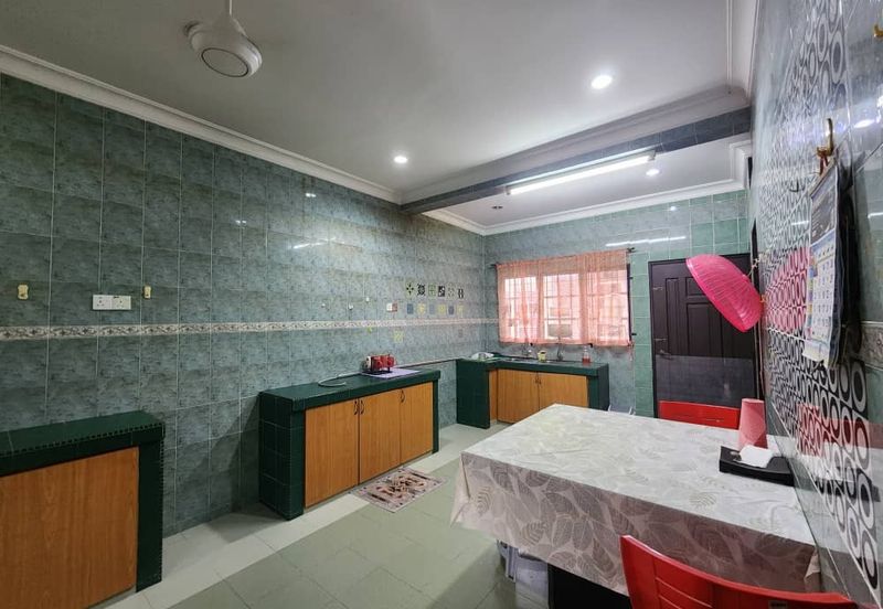 Jalan Enggang Timur 8