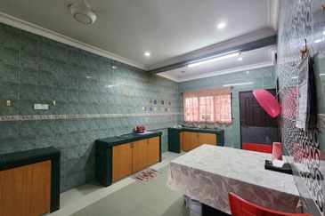 Jalan Enggang Timur 8