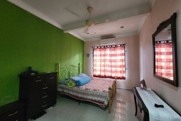 Jalan Enggang Timur 8