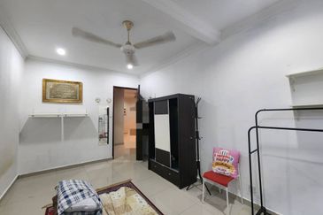 Jalan Enggang Timur 8