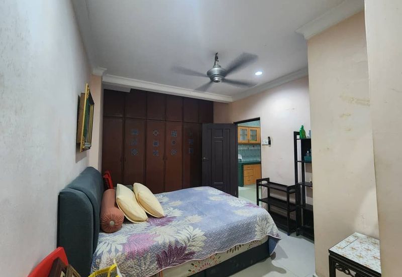 Jalan Enggang Timur 8