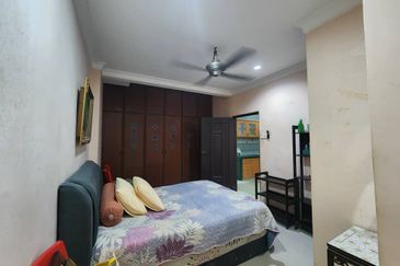 Jalan Enggang Timur 8