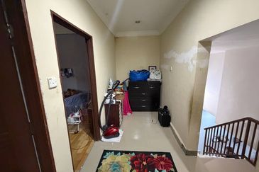 FACING OPEN Taman Fairuza near Tasik Tambahan Ampang Campuran Double Storey for Sale untuk dijual