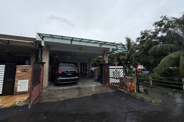 FACING OPEN Taman Fairuza near Tasik Tambahan Ampang Campuran Double Storey for Sale untuk dijual