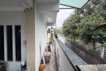 FACING OPEN Taman Fairuza near Tasik Tambahan Ampang Campuran Double Storey for Sale untuk dijual