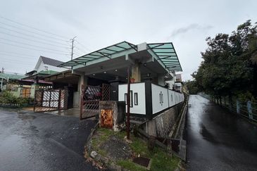 FACING OPEN Taman Fairuza near Tasik Tambahan Ampang Campuran Double Storey for Sale untuk dijual