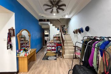 FACING OPEN Taman Fairuza near Tasik Tambahan Ampang Campuran Double Storey for Sale untuk dijual