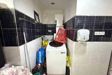 FACING OPEN Taman Fairuza near Tasik Tambahan Ampang Campuran Double Storey for Sale untuk dijual