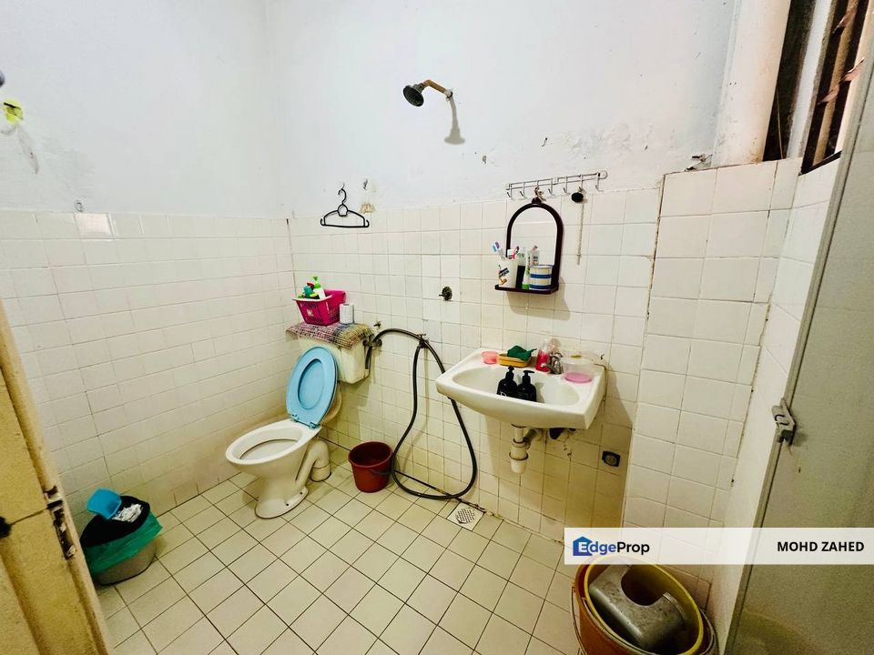 Below mv Double Storey taman universiti indah Seri kembangan Serdang, Selangor, Seri Kembangan