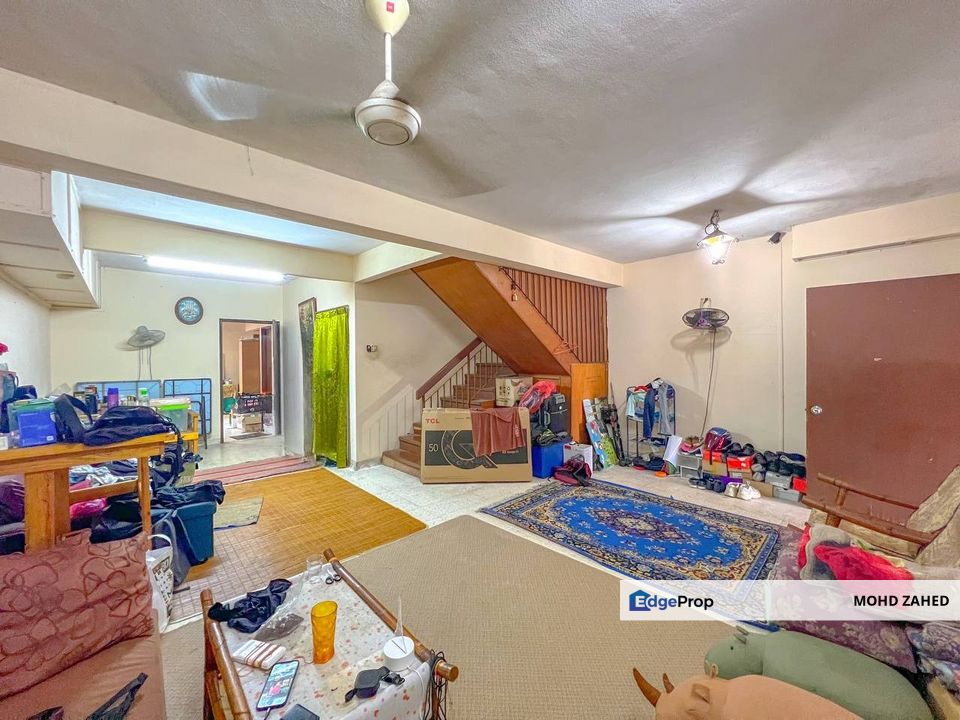 Near Mrt Facing Open Double Storey Taman Serdang Raya Seri kembangan, Selangor, Seri Kembangan