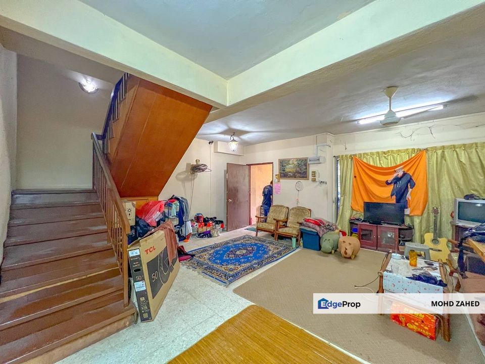 Near Mrt Facing Open Double Storey Taman Serdang Raya Seri kembangan, Selangor, Seri Kembangan