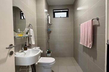 16 Quartz Melawati Condominium