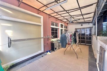 Jalan Timur @ Bandar Baru Enstek