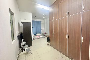 Jalan Timur @ Bandar Baru Enstek