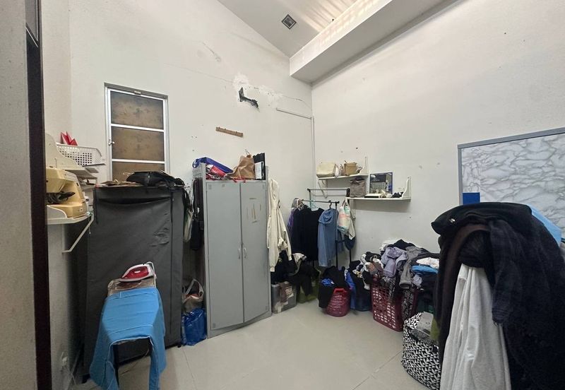 Jalan Timur @ Bandar Baru Enstek