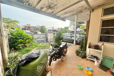 Jalan Timur @ Bandar Baru Enstek