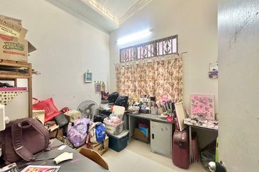 Jalan Timur @ Bandar Baru Enstek