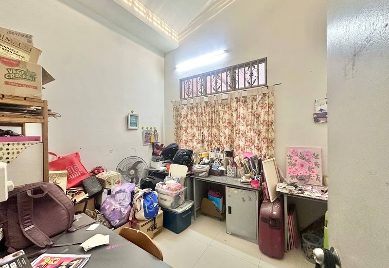 Jalan Timur @ Bandar Baru Enstek