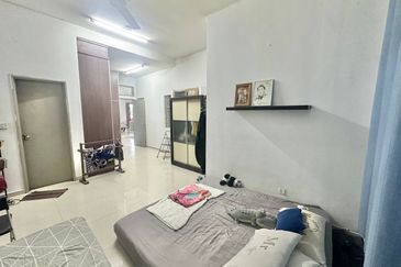 Jalan Timur @ Bandar Baru Enstek