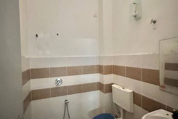 Jalan Timur @ Bandar Baru Enstek