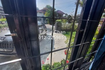 2-Storey Semi-D (End Lot) with Huge Extra Land, Well-Maintained House