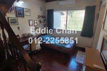 2-Storey Semi-D (End Lot) with Huge Extra Land, Well-Maintained House