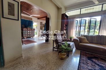 2-Storey Semi-D (End Lot) with Huge Extra Land, Well-Maintained House