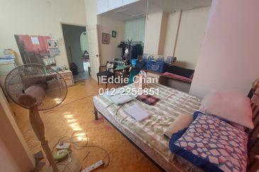 Huge 4472 sqft Semi-D, Freehold, Not Direct Facing House, Easy Parking