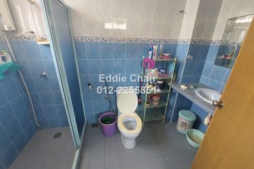 Huge 4472 sqft Semi-D, Freehold, Not Direct Facing House, Easy Parking