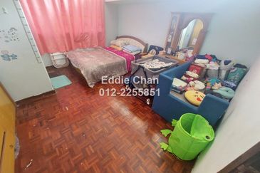 Huge 4472 sqft Semi-D, Freehold, Not Direct Facing House, Easy Parking