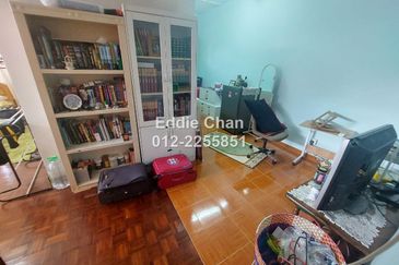 Huge 4472 sqft Semi-D, Freehold, Not Direct Facing House, Easy Parking