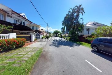 Huge 4472 sqft Semi-D, Freehold, Not Direct Facing House, Easy Parking