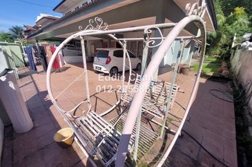 Huge 4472 sqft Semi-D, Freehold, Not Direct Facing House, Easy Parking