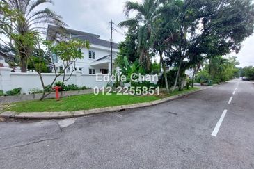 2.5-Storey Bungalow with Swimming Pool, Leasehold 53 years remaining