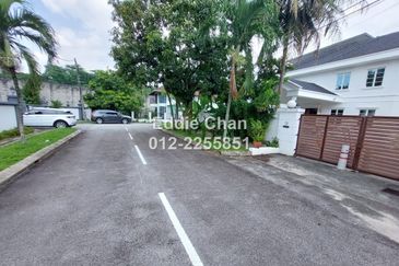 2.5-Storey Bungalow with Swimming Pool, Leasehold 53 years remaining
