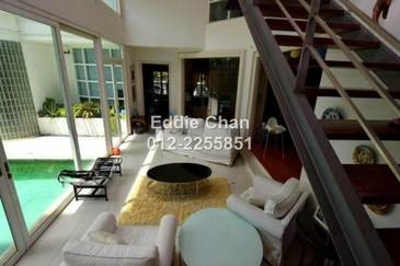 2.5-Storey Bungalow with Swimming Pool, Leasehold 53 years remaining