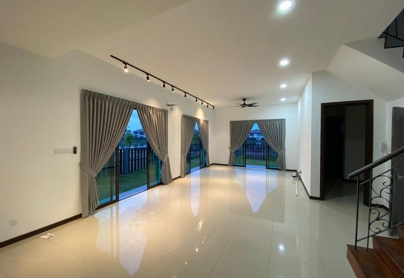 Jewels of Grasmere, Setia Marina