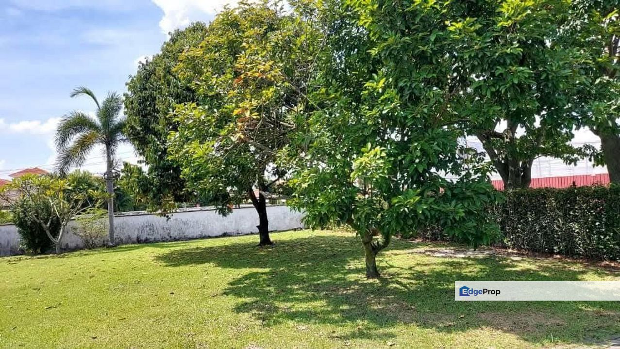 Taman Victoria Single Storey Bungalow With Big Land For Sales, Perak, Ipoh