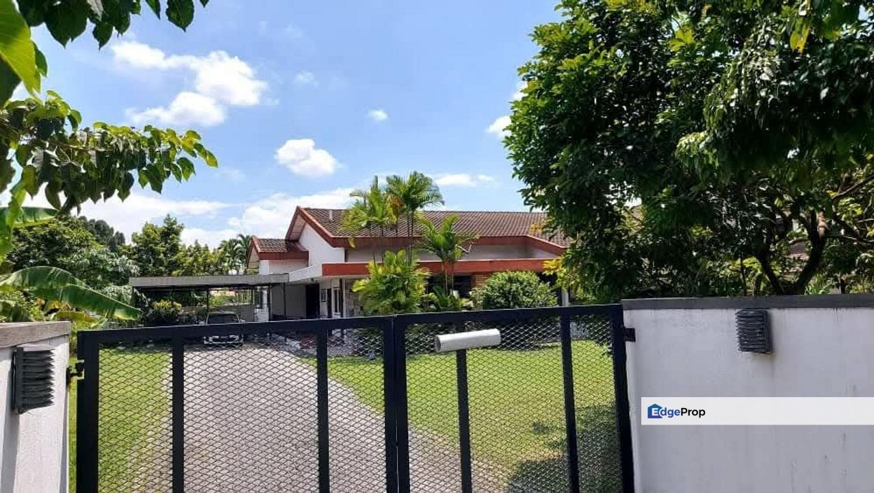 Taman Victoria Single Storey Bungalow With Big Land For Sales, Perak, Ipoh