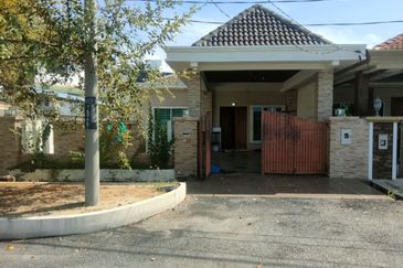 SEMI D TAMAN WIRA, PANTAI ROBINA