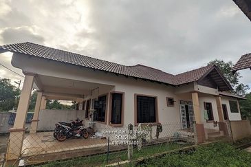 Semi D House, Kg Baru Batu 7, Dungun (5 minutes to Dungun Politeknik)