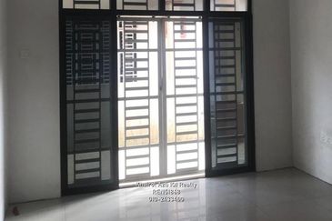 Semi D House, Kg Baru Batu 7, Dungun (5 minutes to Dungun Politeknik)